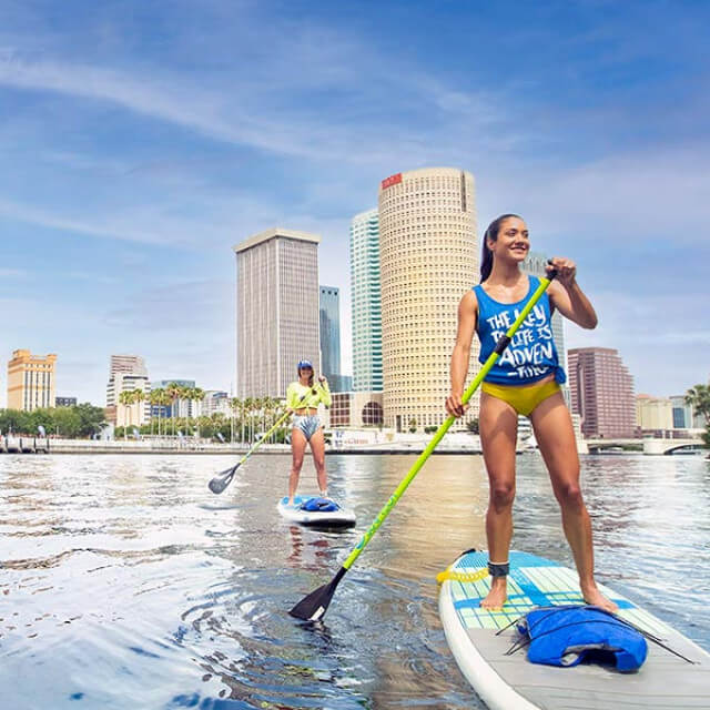 Stand-up paddle no rio Hillsborough, em Tampa, Flórida