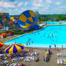 Piscina de ondas no parque aquático no Six Flags Darien Lake, Corfu, Nova York