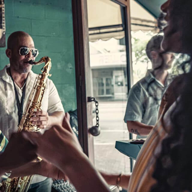 Entretenimento para todos no Ball & Chain, em Miami, Flórida