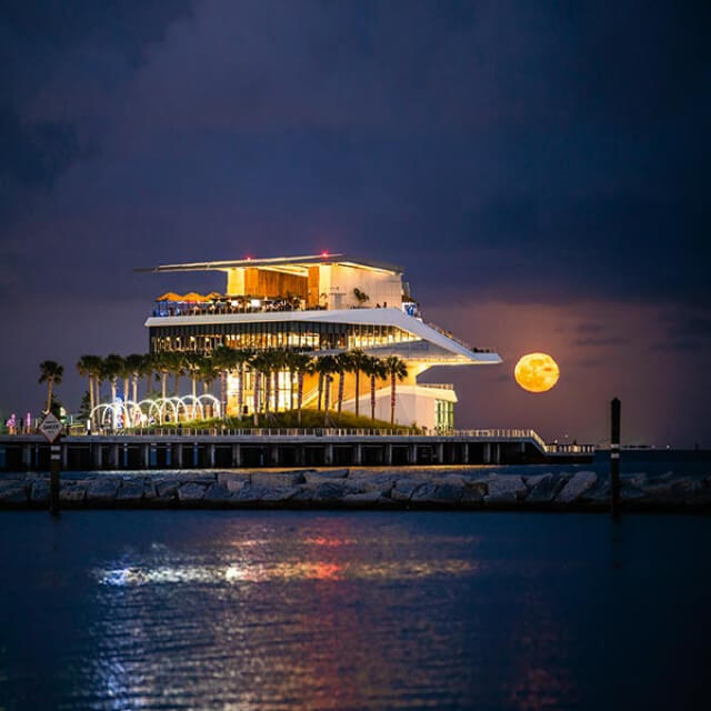 O Píer de St. Pete se destacando em Tampa Bay, Flórida