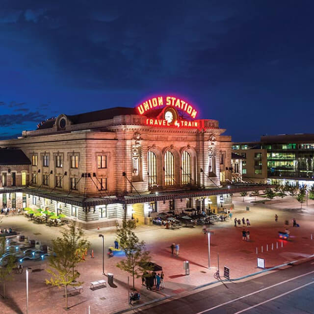 Vista noturna da histórica Denver Union Station em Denver, Colorado