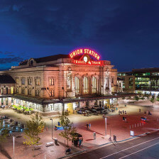 Vista noturna da histórica Denver Union Station em Denver, Colorado
