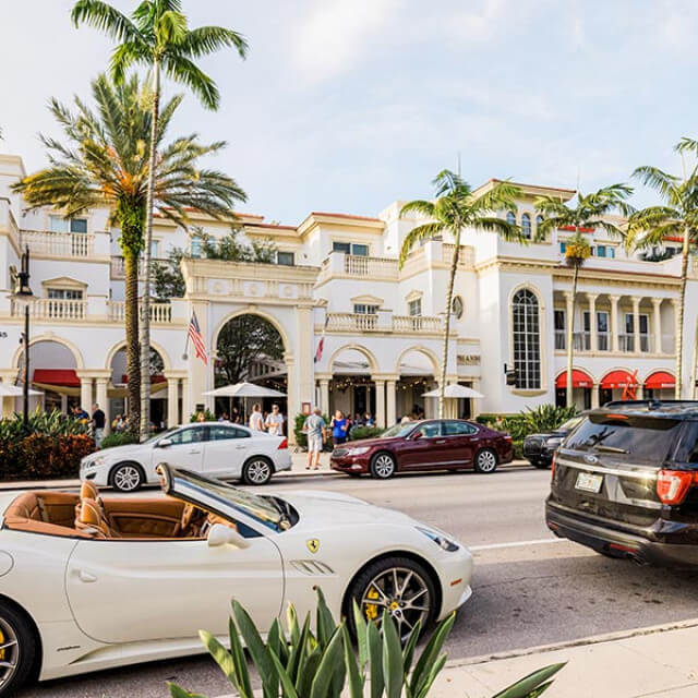 Lojas chiques pela Fifth Avenue South, em Naples, Flórida