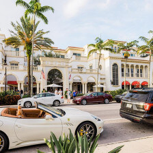 Lojas chiques pela Fifth Avenue South, em Naples, Flórida