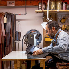 Lojista na Orox Leather Co. em Portland, Oregon