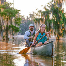 Passeando de canoa pelos ciprestes no lago Martin, próximo de Lafayette, Louisiana
