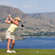 Jogando golfe no lago Lake Chelan, Washington