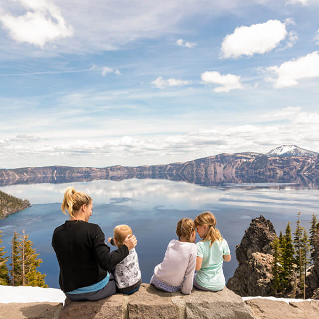 Admirando as vistas panorâmicas do lago Crater no centro-sul do Oregon