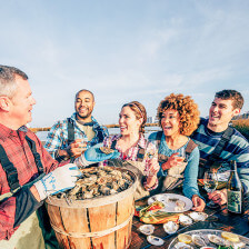 Excursão de barco em uma fazenda de ostras no Pleasure House Oysters, em Virginia Beach, Virgínia