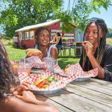 Refeição ao ar livre na Hentze Family Farm em Eugene, Oregon
