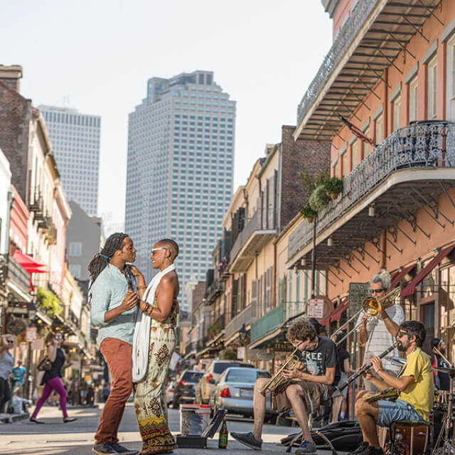 Músicos de rua se apresentando em Nova Orleans, Louisiana