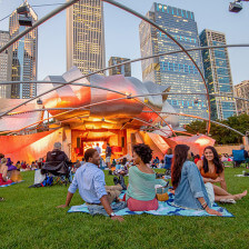Curtindo uma apresentação na grama do Jay Pritzker Pavilion no Millennium Park em Chicago, Illinois
