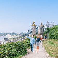 Passeio pelo Cliff Walk próximo de Newport, Rhode Island
