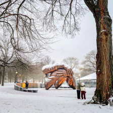 Cenário de neve na Embrace Statue em Boston, Massachusetts