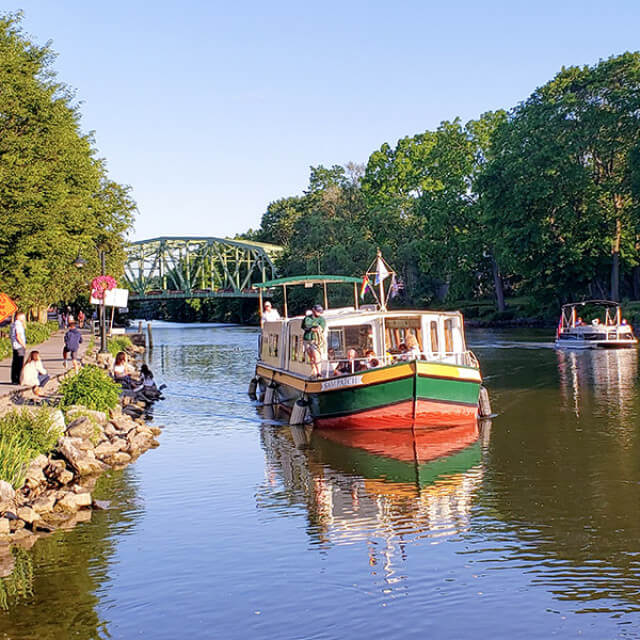 O barco Sam Patch navega pelo Erie Canal em Rochester, Nova York