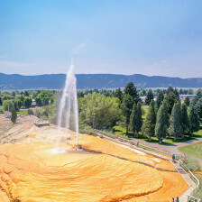 Água elevando-se sobre o Soda Springs Geyser em Soda Springs, Idaho