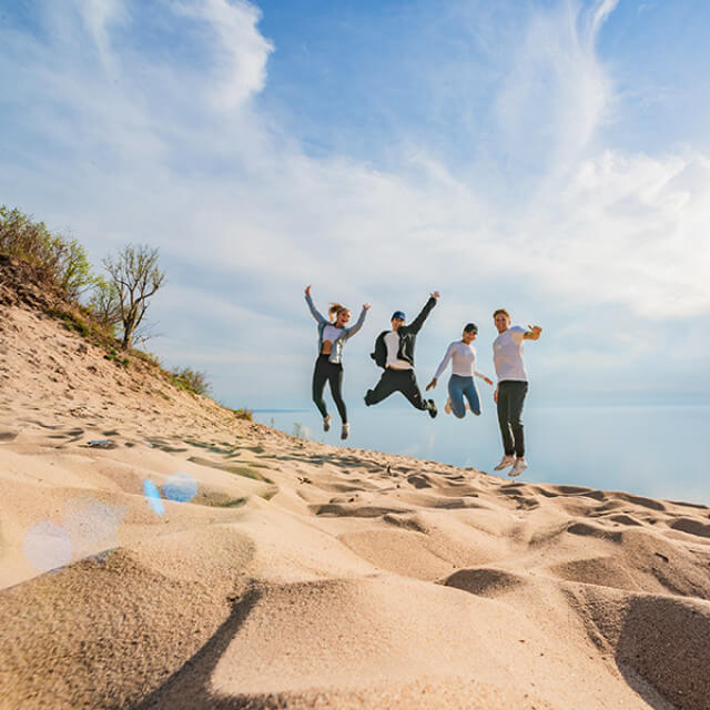 Aproveitando as areias do Sleeping Bear Dunes National Lakeshore em Traverse City, Michigan