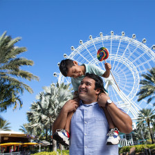 Caminhando sob o The Wheel at ICON Park em Orlando, Flórida