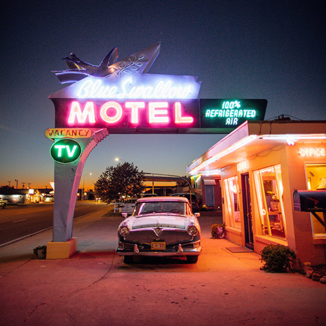 Placas de neon brilhando do lado de fora do Blue Swallow Motel em Tucumcari, Novo México