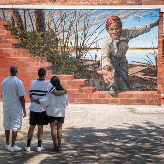 Admirando um mural dedicado à Harriet Tubman no Condado de Dorchester, em Maryland