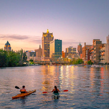 Passeio de caiaque pelo rio Milwaukee em Milwaukee, Wisconsin