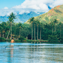Praticando stand up paddle na deslumbrante Kauai, no Havaí