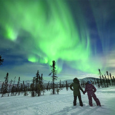 Admirando a aurora boreal no céu de Fairbanks, Alasca