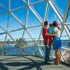 Olhando pela janela do Dalí Museum em St. Pete, Flórida