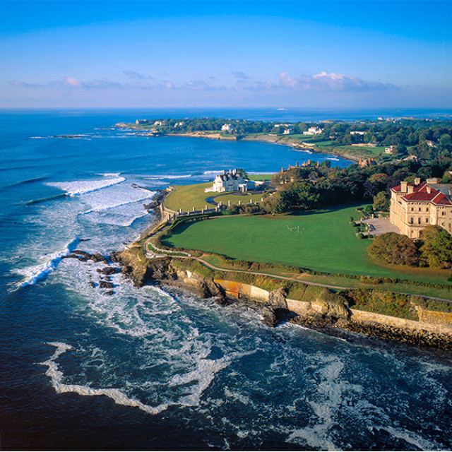 Passeio pelo Cliff Walk próximo de Newport, Rhode Island
