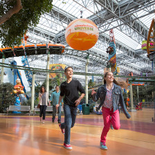 Explorando o parque temático Nickelodeon Universe no Mall of America, em Bloomington, Minnesota