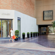 Compras de luxo no South Coast Plaza, em Costa Mesa, Califórnia