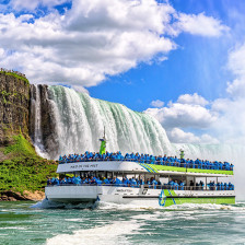 Fazendo um passeio no barco elétrico Maid of the Mist no Niagara Falls State Park, Nova York