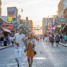 Passeando pela movimentada Beale Street em Memphis, Tennessee