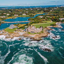 Vista aérea de mansões na costa rochosa de Newport, Rhode Island
