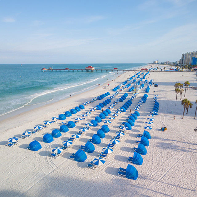 Cadeiras de praia nas areias claras de Clearwater Beach, Flórida
