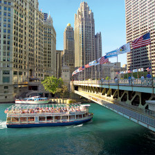 Navegação pelo rio Chicago em um passeio arquitetônico por Chicago, Illinois