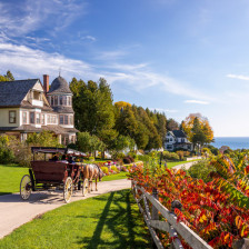 Passeio de carruagem puxada por cavalos ao longo de East Bluff na ilha Mackinac, Michigan