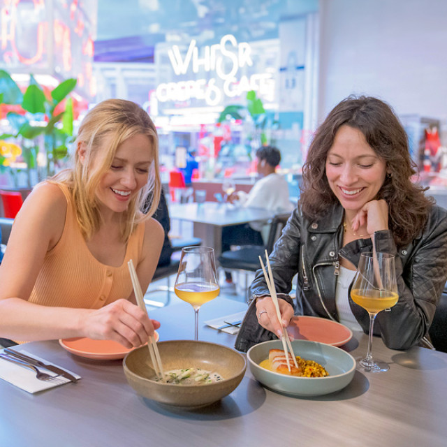 Refeição no espaço gastronômico POST Houston em Houston, Texas