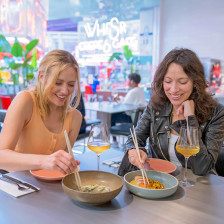Refeição no espaço gastronômico POST Houston em Houston, Texas