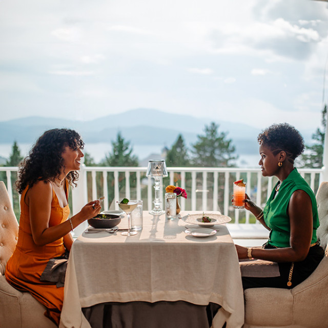 Jantar à beira do lago no Slate Restaurant em Greenville, Maine