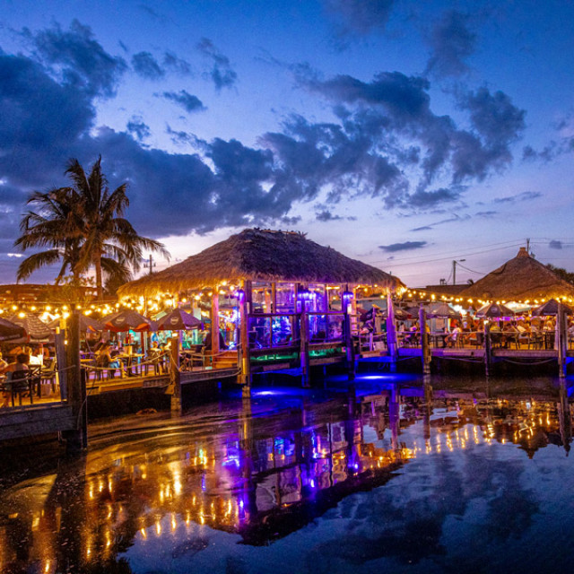 Vista noturna do SandBar Tiki & Grille em Englewood, Flórida