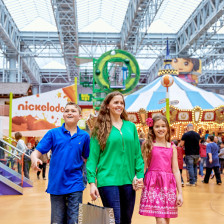 Explorando o parque temático Nickelodeon Universe no Mall of America, em Bloomington, Minnesota