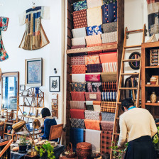 Compras em uma boutique na Kiriko Made em Portland, Oregon