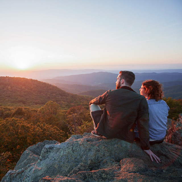 Pôr do sol do topo de uma montanha no Parque Nacional Shenandoah, na Virgínia